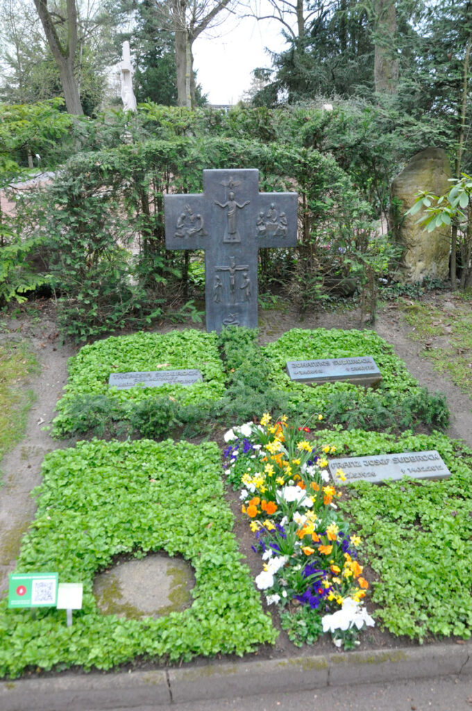 Grabanlage der Unternehmerfamilie Sudbrock. Die vier Stationen aus dem Leben Jesu auf Bronze hat der Wiedenbrücker Künstler Hubert Hartmann 1976 geschaffen.